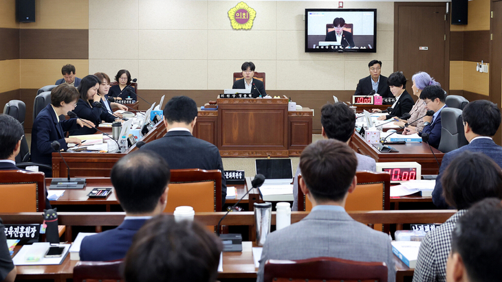 인천시의회 교육위원회가 15일 제312회 임시회 제2차 위원회를 열고 인천시교육청 직속기관의 2026년도 주요예산사업 추진상황을 심의하고 있다. 제공=