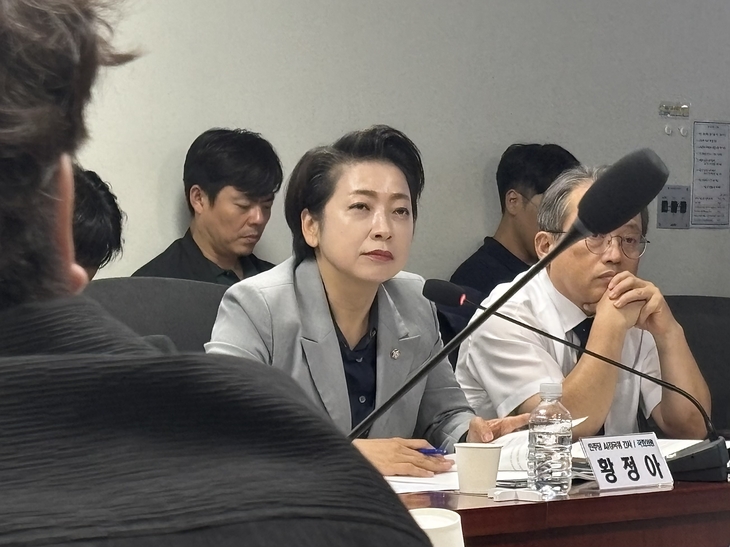 16일 서울 여의도 국회의원회관에서 열린 'AI 인프라 투자 촉진과 지능 수출을 위한 전략 토론회'에서 황정아 더불어민주당 의원이 발언하고 있다.