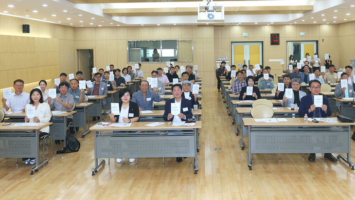 오산시가 16일 오산상공회의소 기업인 조찬 세미나에서 '1회용품 사용 줄이기 실천기업 인증제'를 홍보하고 기업인들과 친환경 실천 참여를 다짐하