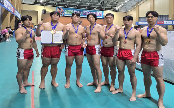 광주시청 씨름팀이 경남 창녕군에서 열린 '제40회 전국 시도 대항장사씨름대회'에서 개인전 2체급 우승과 단체전 3위를 차지한 뒤 기념촬영을 하고