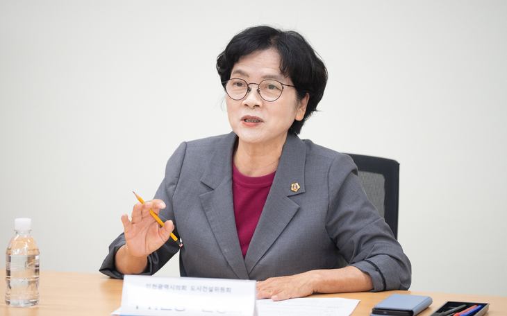 신영희 인천시의회 의원이 16일 도시건설위원회 세미나실에서 열린 '해양 및 해안 쓰레기 수거·운반·처리 시스템 개선을 위한 관계기관 간담회'에