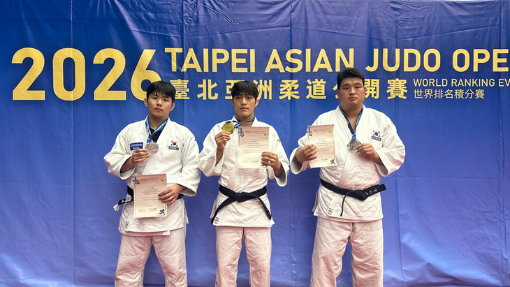 용인시 직장운동경기부 유도팀 선수들이 '2026 아시안 오픈 타이페이 대회'에서 금메달 1개와 은메달 2개를 획득한 뒤 기념촬영을 하고 있다. 제공=용