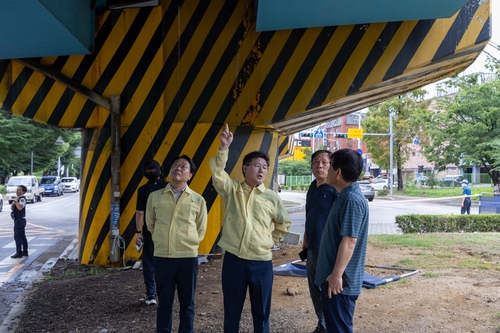 한대희 군포시장 18일 금정고가교 포트홀 및 상판 일부 파손 점검