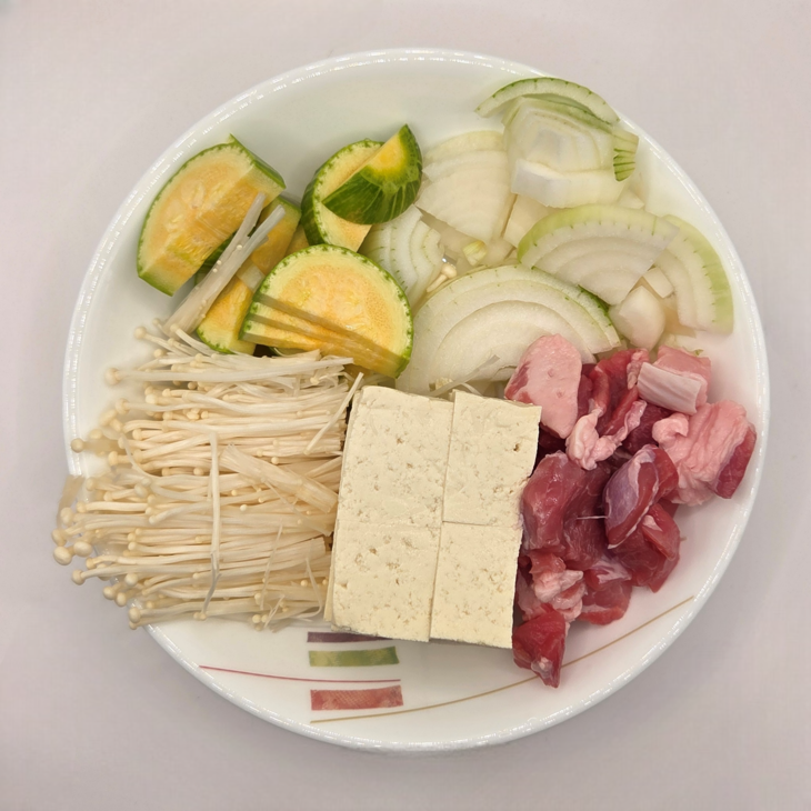 돼지고기 두부 된장찌개와 애호박 찌개에 들어간 재료. 돼지고기 목살과 두부, 양파, 팽이버섯, 애호박을 넣었다.