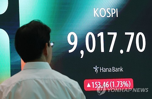코스피 9000 돌파 당시 하나은행 딜링 룸에서 직원이 전광판을 보고있는 모습. 사진=연합뉴스