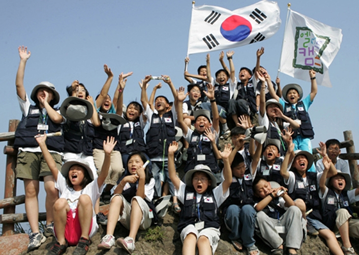 형지엘리트가 지난 2005년 진행한 '나라사랑캠프' 참가자들이 독도에서 기념촬영을 하고 있다.