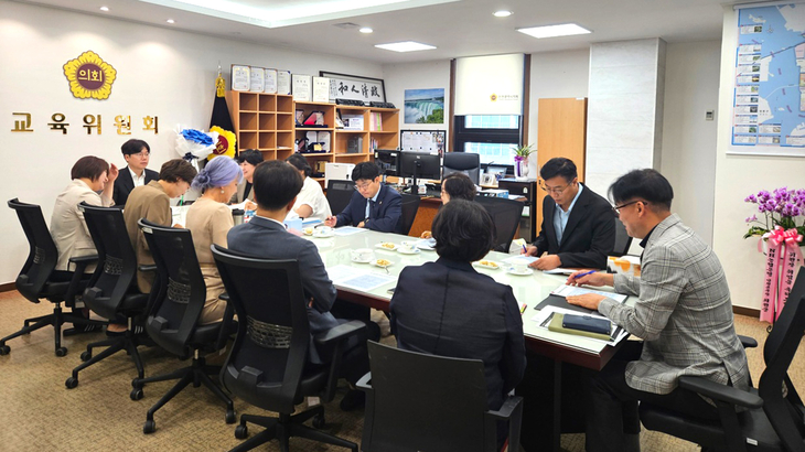 인천시의회 교육위원회는 쿠팡 물류센터 화재 관련 학교 임시주거시설 지원 대책을 보고받고 있다. 제공=인천시의회