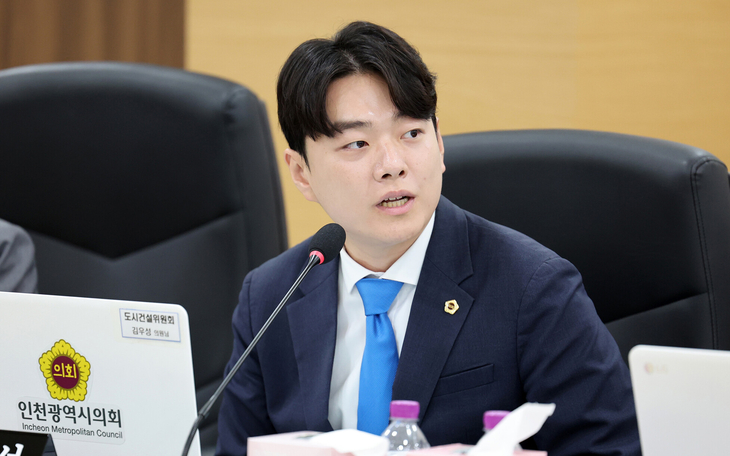 김우성 인천시의원이 제312회 임시회 도시건설위원회에서 연수·선학지구 노후계획도시 정비사업과 관련해 질의하고 있다. 제공=인천시의회