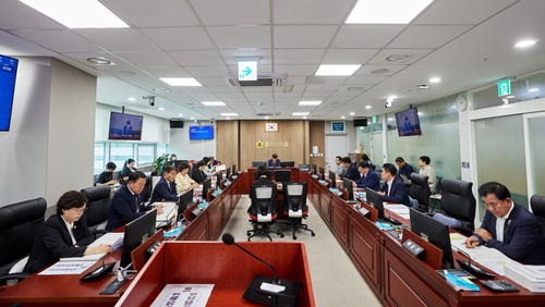 제12대 경기도의회 전반기 농정해양위원회가 첫 회의를 열고 부위원장을 선임한 뒤 소관 부서와 기관의 업무보고를 진행했다. 제공=경기도의회