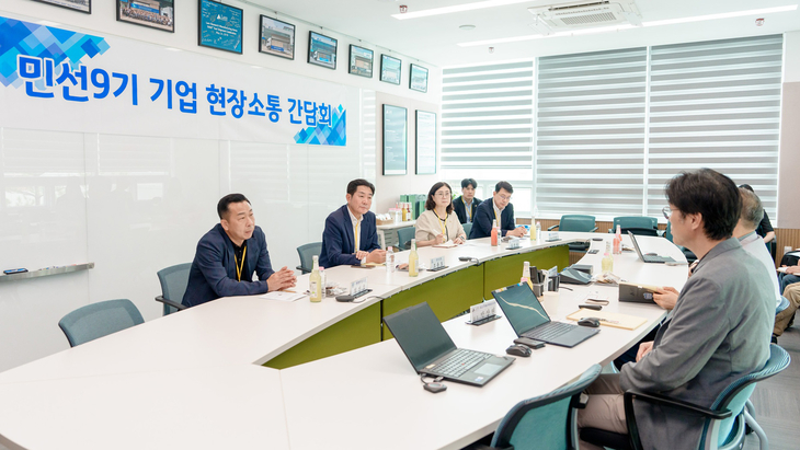 조용호 오산시장이 램리서치매뉴팩춰링코리아를 방문해 기업 관계자들과 간담회를 갖고 현장 애로사항을 청취하고 있다. 제공=오산시