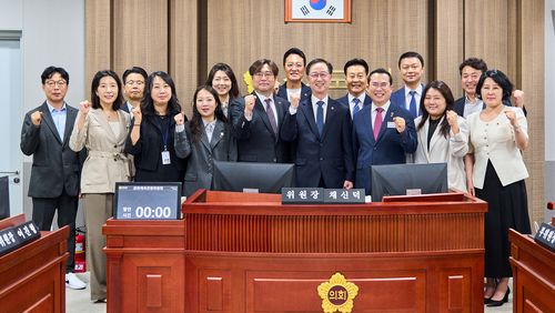 제12대 경기도의회 전반기 문화체육관광위원회가 첫 회의를 열고 부위원장을 선임한 뒤 소관 부서와 기관의 업무보고를 진행했다. 제공=경기도의회
