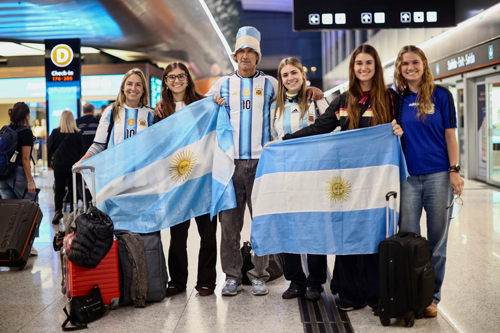 SOCCER-WORLDCUP-ESP-ARG/FANS-DEPARTURES