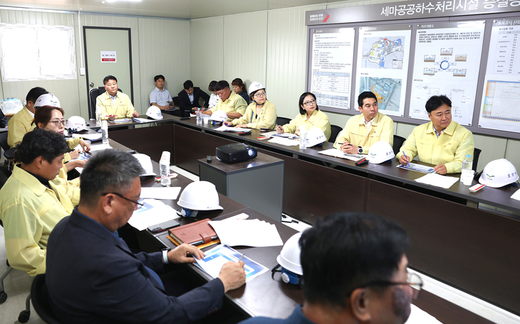 김종욱 오산시의장을 비롯한 오산시의회 의원들이 제304회 임시회 현장 의정활동으로 주요 사업장을 찾아 추진 현황과 안전관리 실태를 점검하고 있다