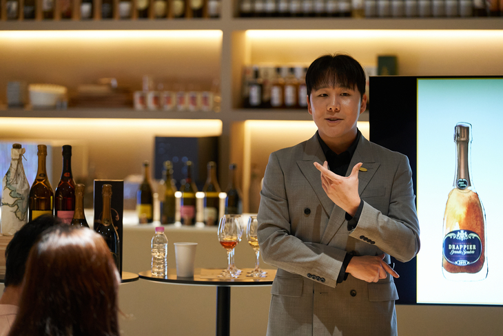 주재민 소믈리에가 드라피에 샴페인을 설명하고 있다. 사진=CSR와인