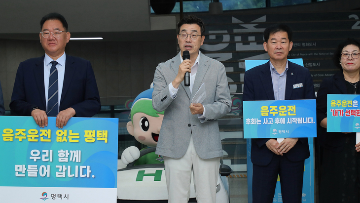 최원용 평택시장이 20일 시청 1층 로비에서 열린 음주운전 근절 캠페인에서 공직자들의 실천을 당부하고 있다. 제공=평택시