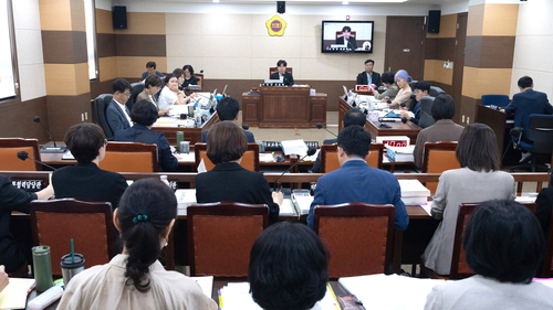 인천시의회 교육위원회가 교육청 주요예산사업 추진상황을 보고받고 '읽걷쓰' 정책 운영 방향을 논의하고 있다. 제공=인천시의회