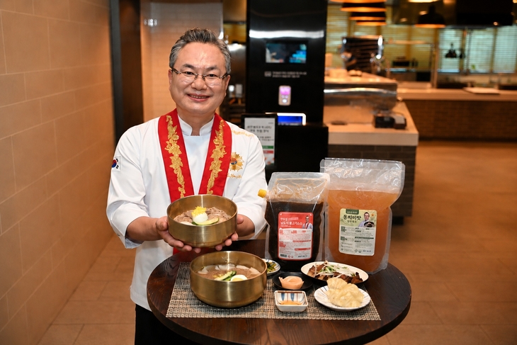 안유성 명장이 삼성웰스토리와 개발한 B2B 한식소스 2종과 프로모션 메뉴 '광주옥 1947 평양냉면'을 선보이고 있다.