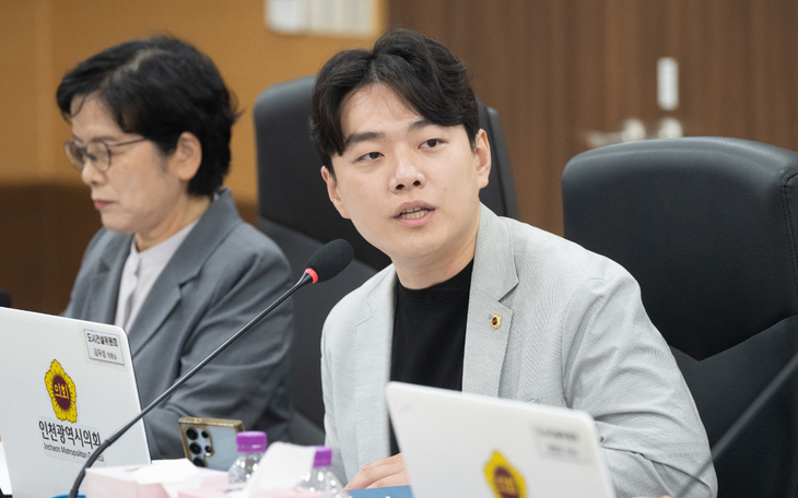 김우성 인천시의회 의원이 제312회 임시회 도시건설위원회에서 해양항공국 업무보고를 받고 여객선 운임 지원 사각지대 해소 방안을 질의하고 있다.