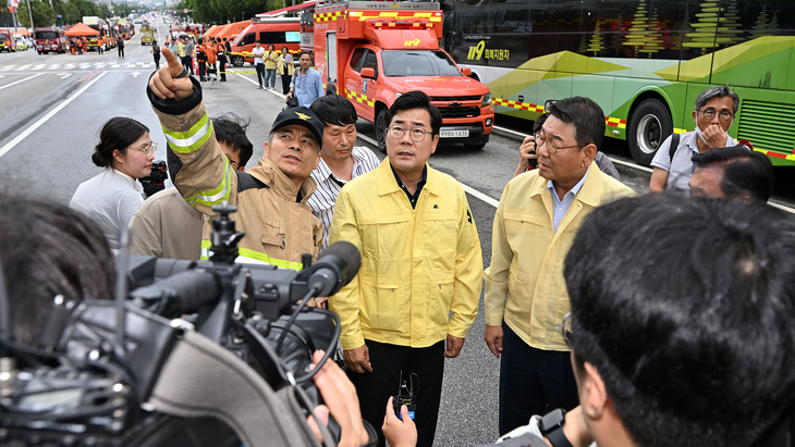 박찬대 인천시장(가운데)이 20일 서구 석남동 쿠팡 물류센터 화재 현장을 찾아 소방 관계자로부터 사고 수습 상황을 보고받고 있다. 제공=인천시