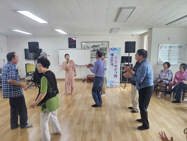 의성군, 경로당 순회 '예술온기 치유프로그램' 운영