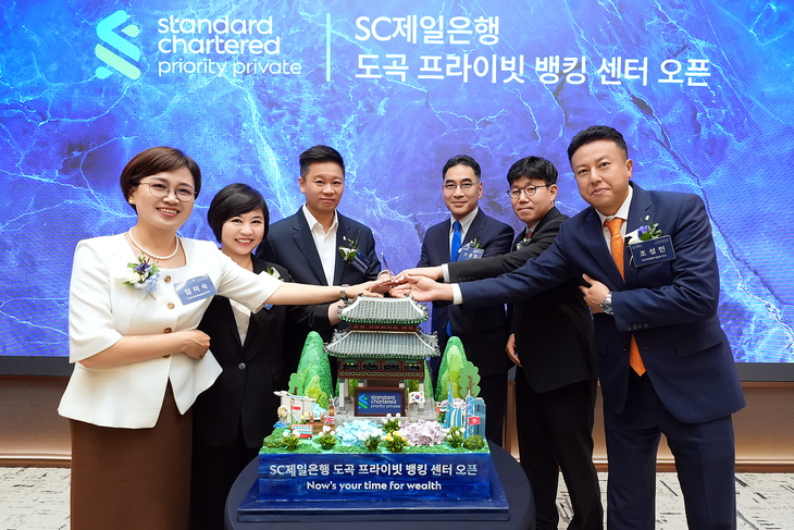 SC제일은행 도곡 프라이빗 뱅킹 센터 오프닝 행사에서 (왼쪽부터)임미숙 도곡 프라이빗 뱅킹 센터장, 레이추 옹 글로벌 세일즈 & 고객 세그먼트 총괄,