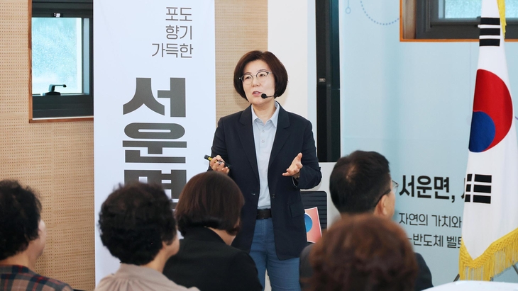 김보라 안성시장이 서운면행정복지센터에서 열린 '2026년 하반기 읍·면·동 정책공감토크'에서 주민들과 소통하고 있다. 제공=안성시