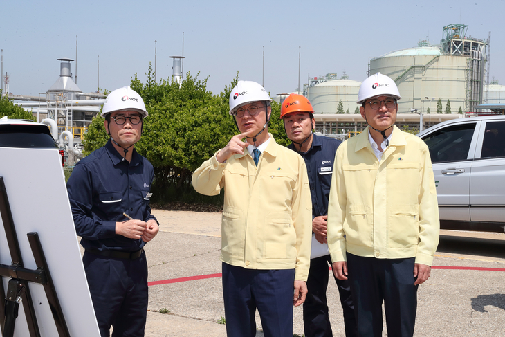 3. 한국석유공사 손주석 사장(왼쪽 둘째)이 5월 15일 평택 석유비축기지를 방문해 정영석 전 평택지사장(왼쪽 첫째)과 현장을 점검하고 있다.jpg