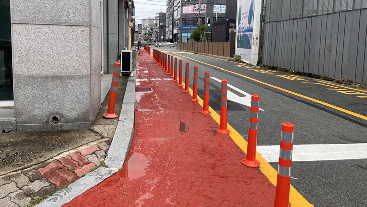 오산시가 운암고 통학로 안전 확보를 위해 원동 802번지 일원에 도막형 바닥재와 시선유도봉을 설치해 보행공간을 분리한 모습. 제공=오산시