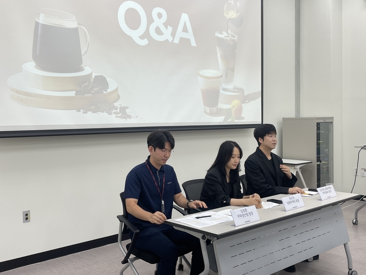 (왼쪽부터)김정훈 투썸플레이스 커피생산팀 팀장, 권오경 상품마케팅 총괄, 김수종 상품마케팅 커피음료팀장이 미디어 대상 질의응답을 준비하고 있