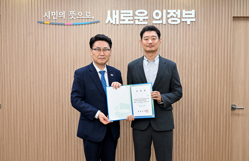 김원기 의정부시장 21일 신환창 정책특보(오른쪽)에게 임명장 수여