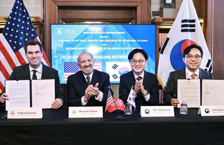 김정관 산업통상부 장관(왼쪽 세번째)과 하워드 러트닉 미 상무부 장관(왼쪽 두번째), 5월 8일 '한미 조선 파트너십 이니셔티브 양해각서(MOU) 체결식