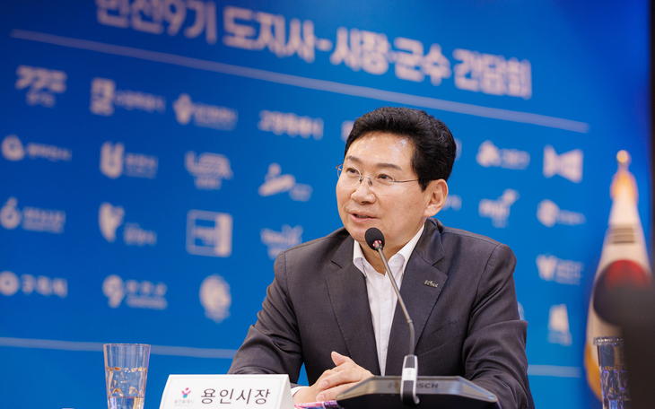 이상일 용인시장이 22일 '민선 9기 도지사·시장·군수 간담회'에서 용인 반도체 국가산단 지원과 광역교통망 확충 필요성을 설명하고 있다. 제공=용