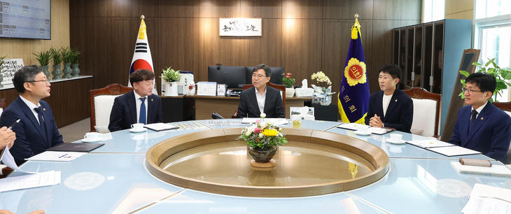 남종섭 경기도의회 의장이 22일 충북도의회에서 충북·인천·세종시의회 의장들과 지방의회법 제정 및 지방의회 제도 개선 방안을 논의하고 있다. (왼