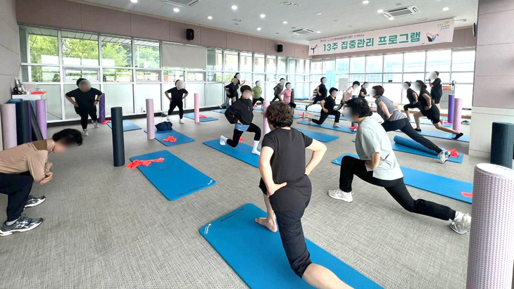 화성시 만성질환관리센터에서 하반기 '13주 집중관리 프로그램' 참여자들이 전문 운동사의 지도 아래 맞춤형 운동을 하고 있다. 제공=화성시