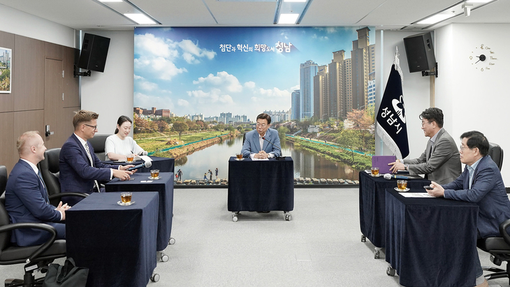 신상진 성남시장(가운데)이 22일 시청 제1회의실에서 마르친 미에진스키 브로츠와프시 교육국 부국장(왼쪽에서 두번째)과 환담하고 있다. 제공=성남시