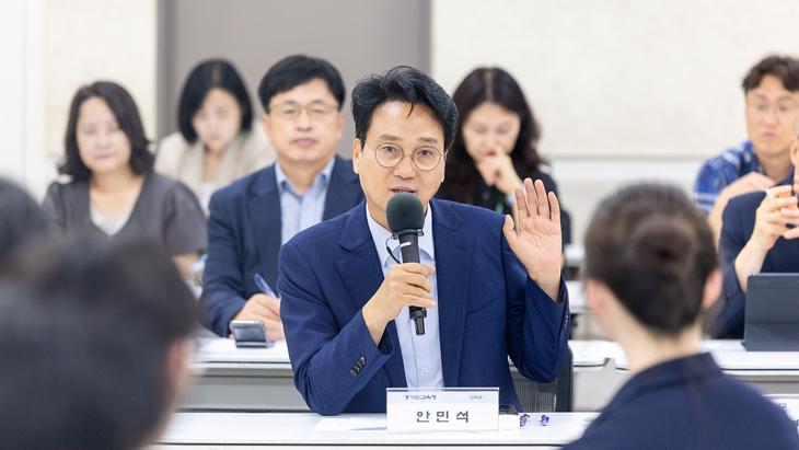 안민석 경기도교육감이 21일 화성 삼괴고 학생자치회 워크숍에서 학생들을 대상으로 '폰 프리 스쿨'을 주제로 특강을 하고 있다. 제공=경기도교육청
