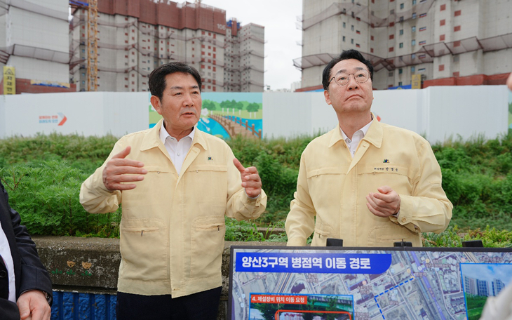 조용호 오산시장(왼쪽)이 정명근 화성시장과 오산·화성 접경지역을 둘러보며 삼미천 횡단 보행교 설치 등 주요 현안을 논의하고 있다. 제공=오산시