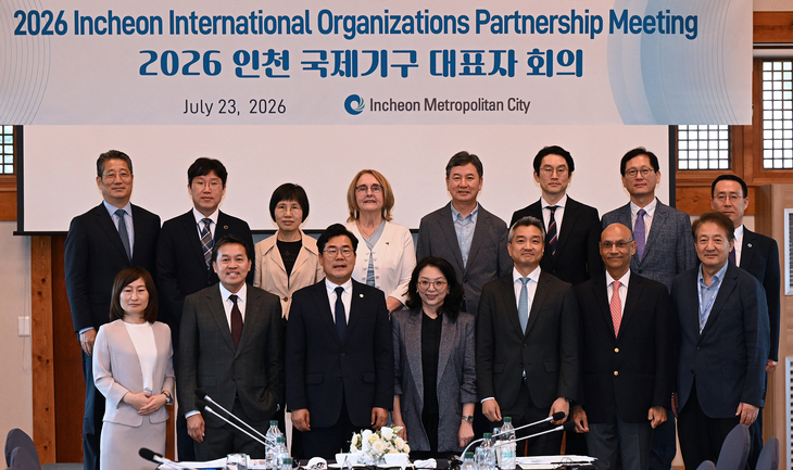박찬대 인천시장과 인천 소재 15개 국제기구 대표 및 관계자들이 23일 열린 '2026 인천 국제기구 대표자회의'에서 기념촬영을 하고 있다. 제공=인천시