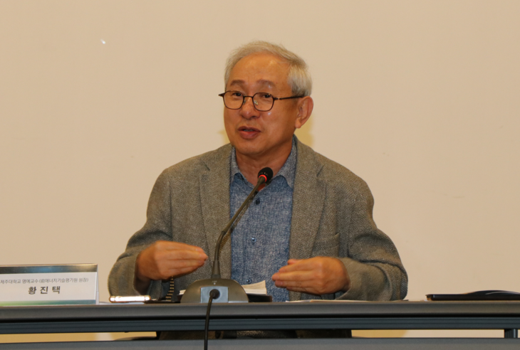 황진택 제주대 명예교수(좌장)이 24일 서울 중구 대한상공회의소에서 열린 '대한민국 물에너지 산업 포럼 2026'에서 발언하고 있다. 사진= 유병욱 기