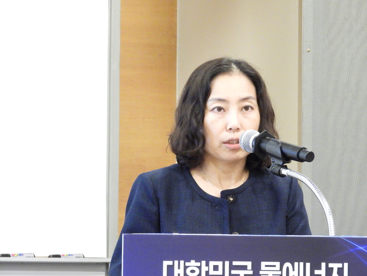 24일 서울 중구 대한상공회의소에서 열린 '대한민국 물에너지 산업 포럼 2026'에서 이정미  기후에너지환경부 물이용정책과장이 기조 연설을 하고 있