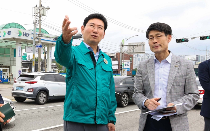 이상일 시장이 23일 기흥구 보라동 한국민속촌입구삼거리를 찾아 현장을 점검하고 있다. 제공=용인시