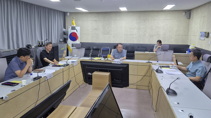 여주시 옴부즈만이 시청 상황실에서 정기회의를 열고 청렴도 향상 방안과 고충민원 처리 방향 등을 논의하고 있다. 제공=여주시
