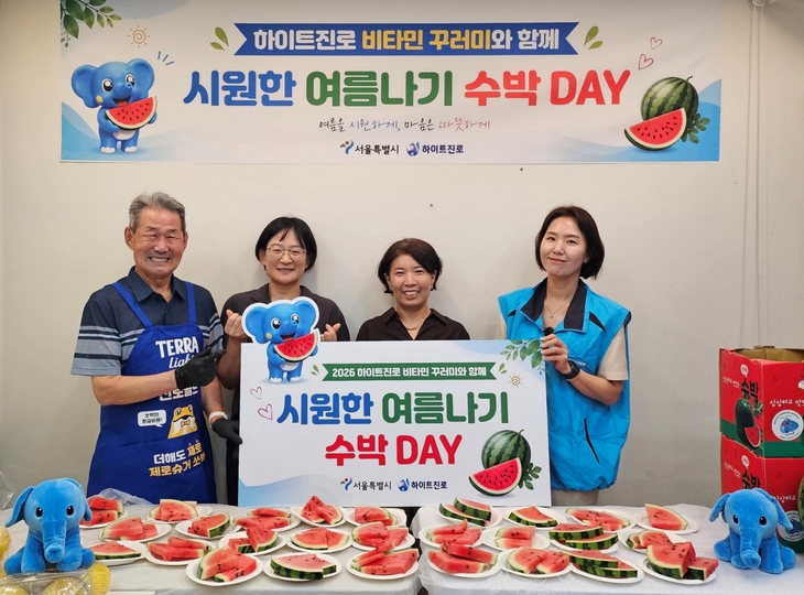 22일 서울역 쪽방촌에서 열린 신선식품 꾸러미 전달식에서 참가자들이 기념촬영을 하고 있다.