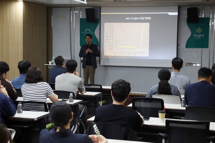 강원랜드가 AI·빅데이터 전문 기업 솔트룩스의 이경일 대표를 초청해 'AI 폭증의 시대, 공공서비스의 미래'라는 주제로 세미나를 개최했다.