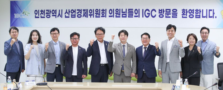 인천시의회 산업경제위원회가 23일 인천글로벌캠퍼스(IGC)를 방문해 주요 사업 추진 현황을 점검한 뒤 관계자들과 기념촬영을 하고 있다. 제공=인천시