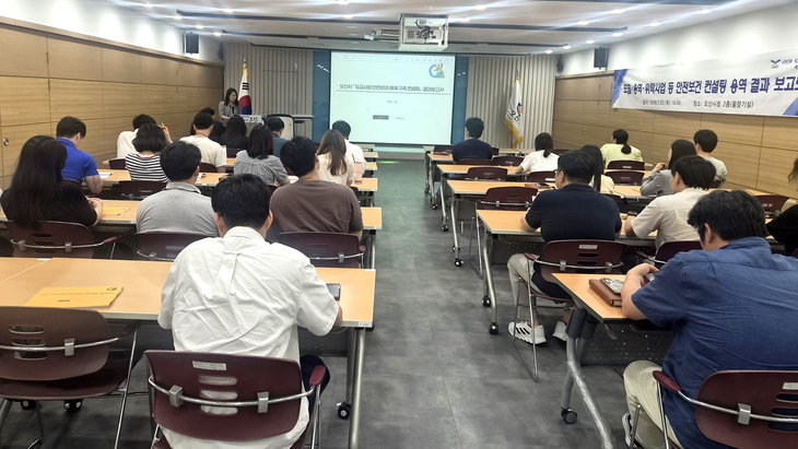 오산시가 지난 23일 '도급 등 사업 안전보건 컨설팅' 결과보고회를 열고 중대재해 예방을 위한 안전보건관리체계 개선 방안을 논의하고 있다. 제공=