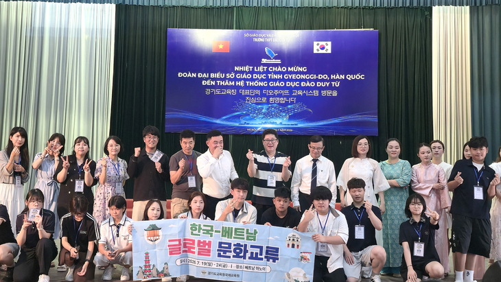 경기도교육청국제교육원이 지난 19일부터 24일까지 베트남 하노이에서 진행한 '한-베트남 문화교류' 프로그램에 참가한 학생들과 현지 관계자들이