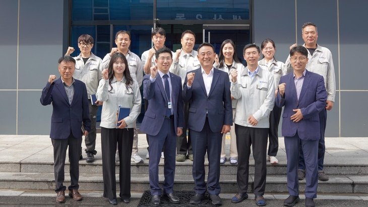 이충우 여주시장(앞줄 가운데)이 23일 가남읍 비씨월드제약을 방문해 기업 관계자들과 기념촬영을 하고 있다. 제공=여주시