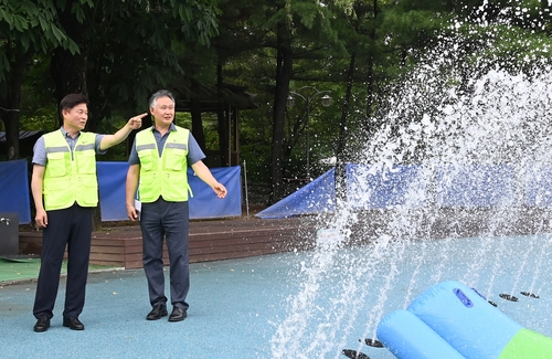 조용익 부천시장(왼쪽) 23일 중앙공원 물놀이장 점검