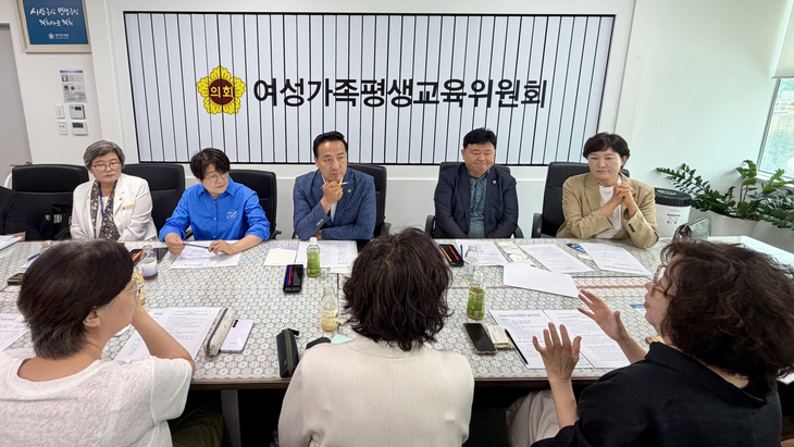 김용성 경기도의회 여성가족평생교육위원장(가운데)과 위원들이 경기여성네트워크 관계자들과 여성·성평등 정책 현안을 논의하고 있다. 제공=경기도